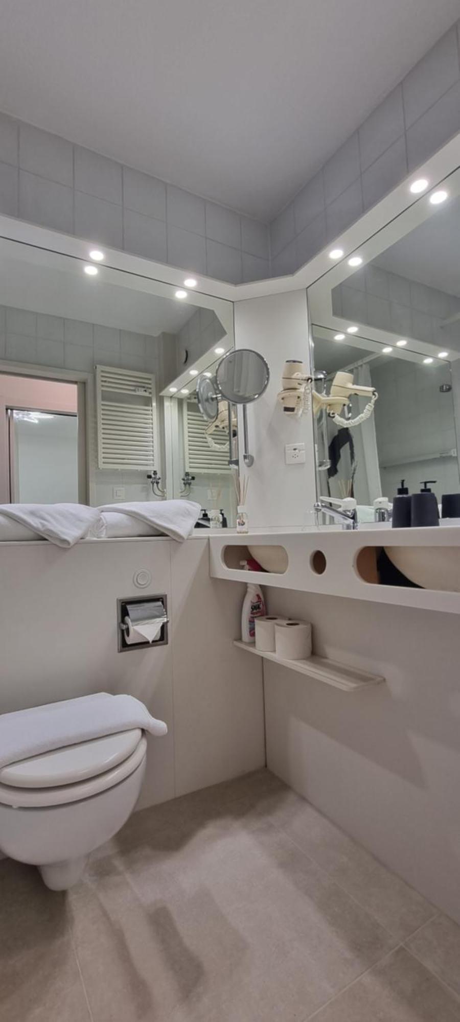 Relax-Lugano Lake Bissone Room photo
